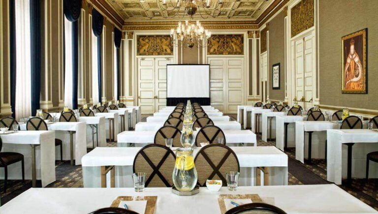 How to Manage Luxury Resort Dining Costs: A Strategic Editorial